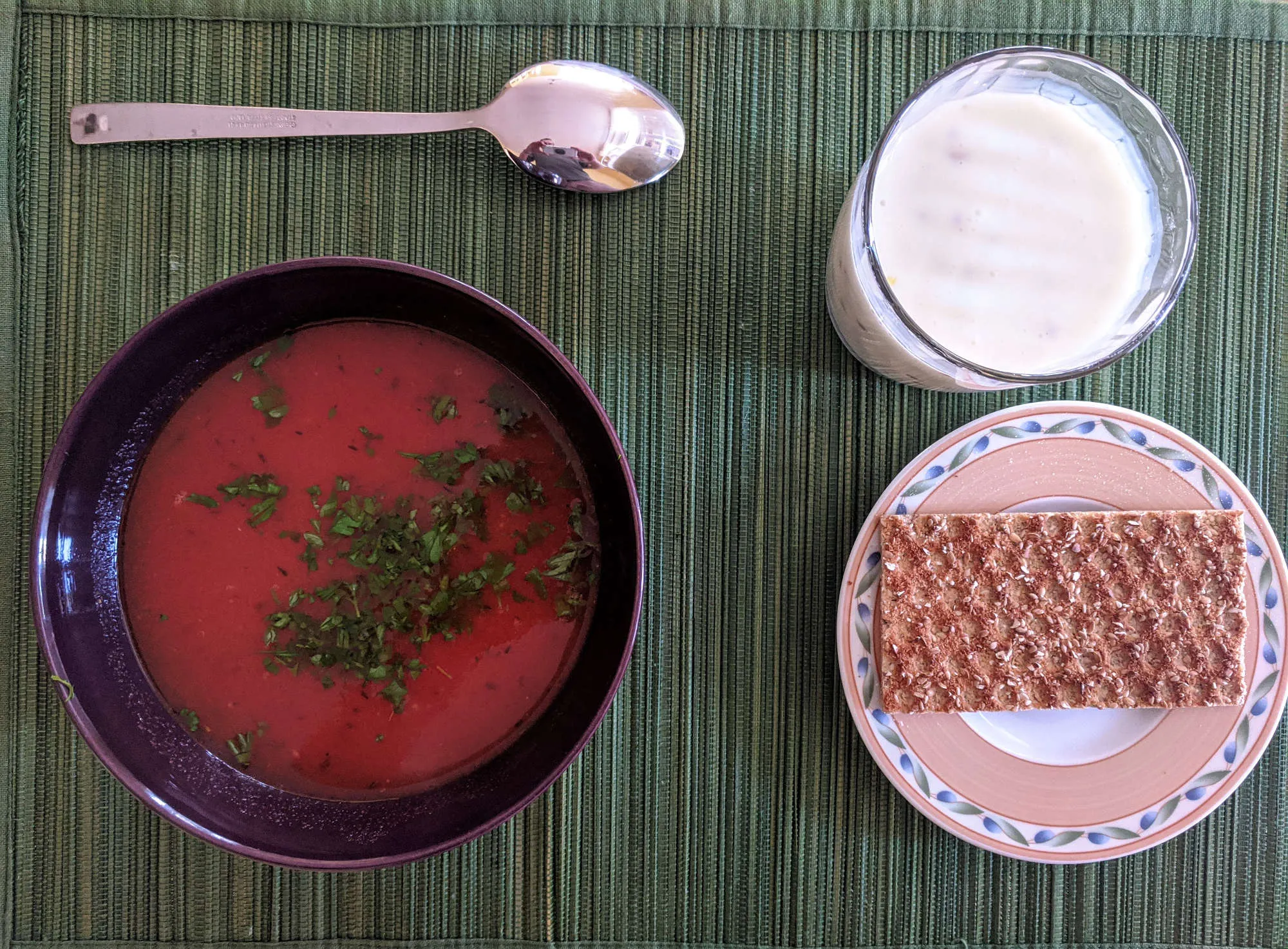 Leichtes Abendessen mit Tomatensuppe, Knäckebrot und Buttermilch