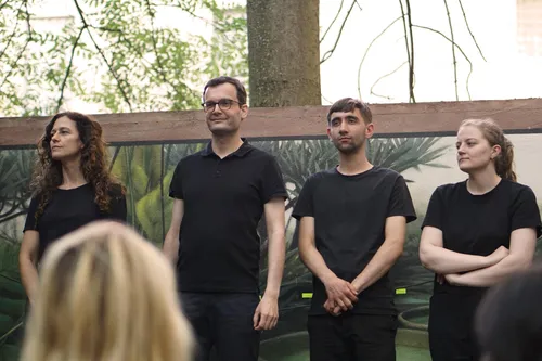 Teil der Improspieler:innen auf der Bühne