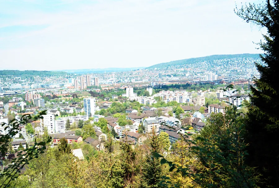 Ausblick über Zürich vom Hang des Üetliberges