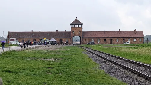 Torhaus des Konzentrations- und Vernichtungslagers Auschwitz-Birkenau