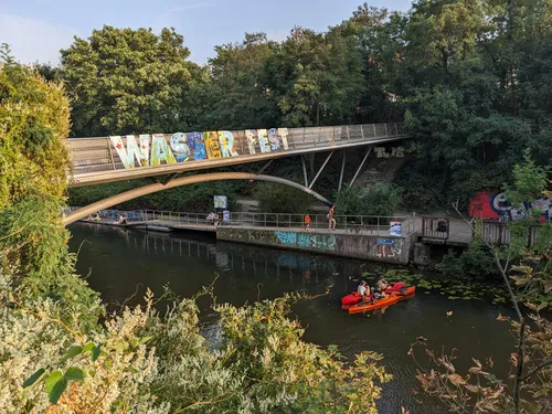 Schriftzug "Wasserfest" am Karl-Heine-Bogen