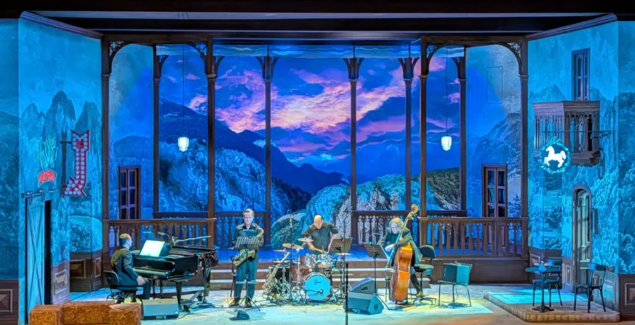 Bühne in der Musikalischen Komödie Leipzig mit Ensemble-Musikern