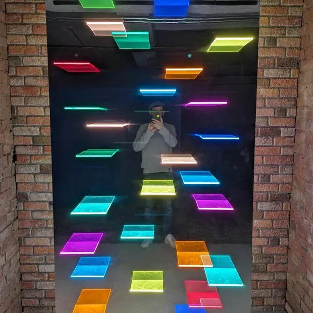 Bunte Scheiben vor spiegelndem Hintergrund