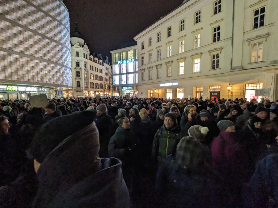 Versammlung von Demonstrierenden auf dem Richard-Wagner-Platz in Leipzig