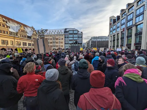 Versammlung von Demonstrierenden auf dem Marktplatz in Leipzig