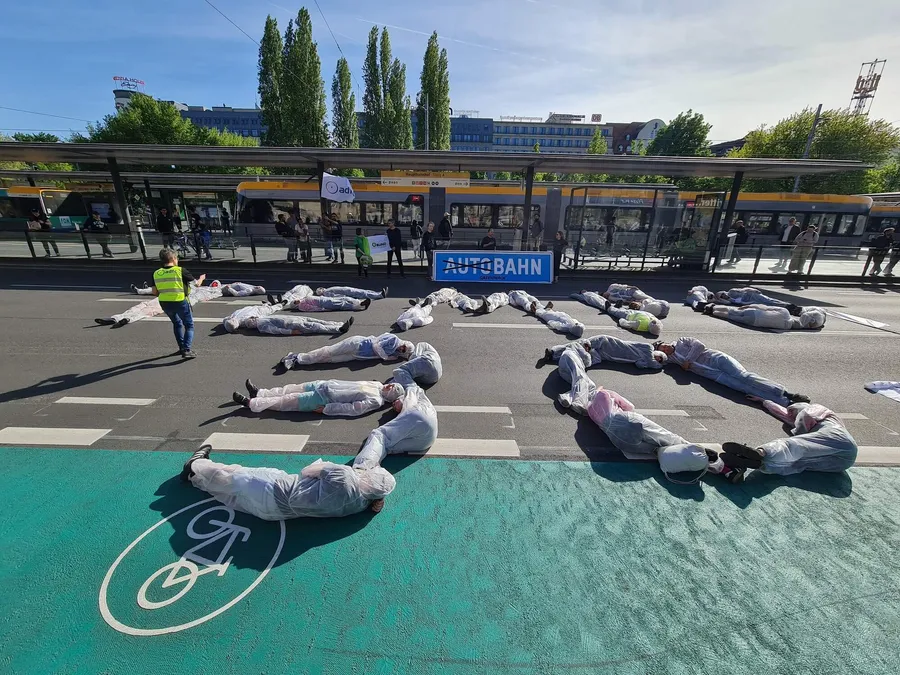 Die-In für Tempo 30