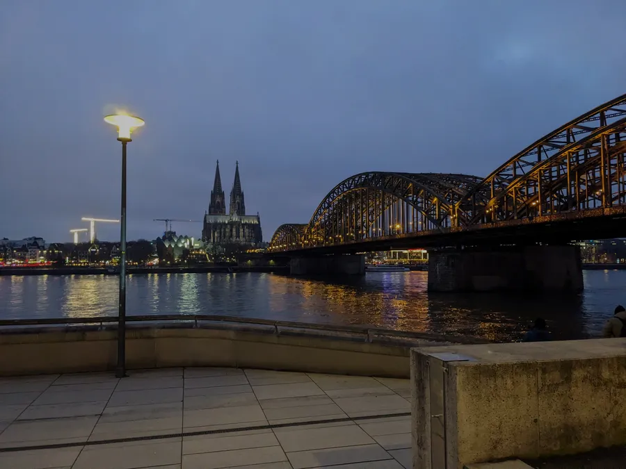 Blick über den Rhein zum Kölner Dom, rechts die Hohenzollernbrücke