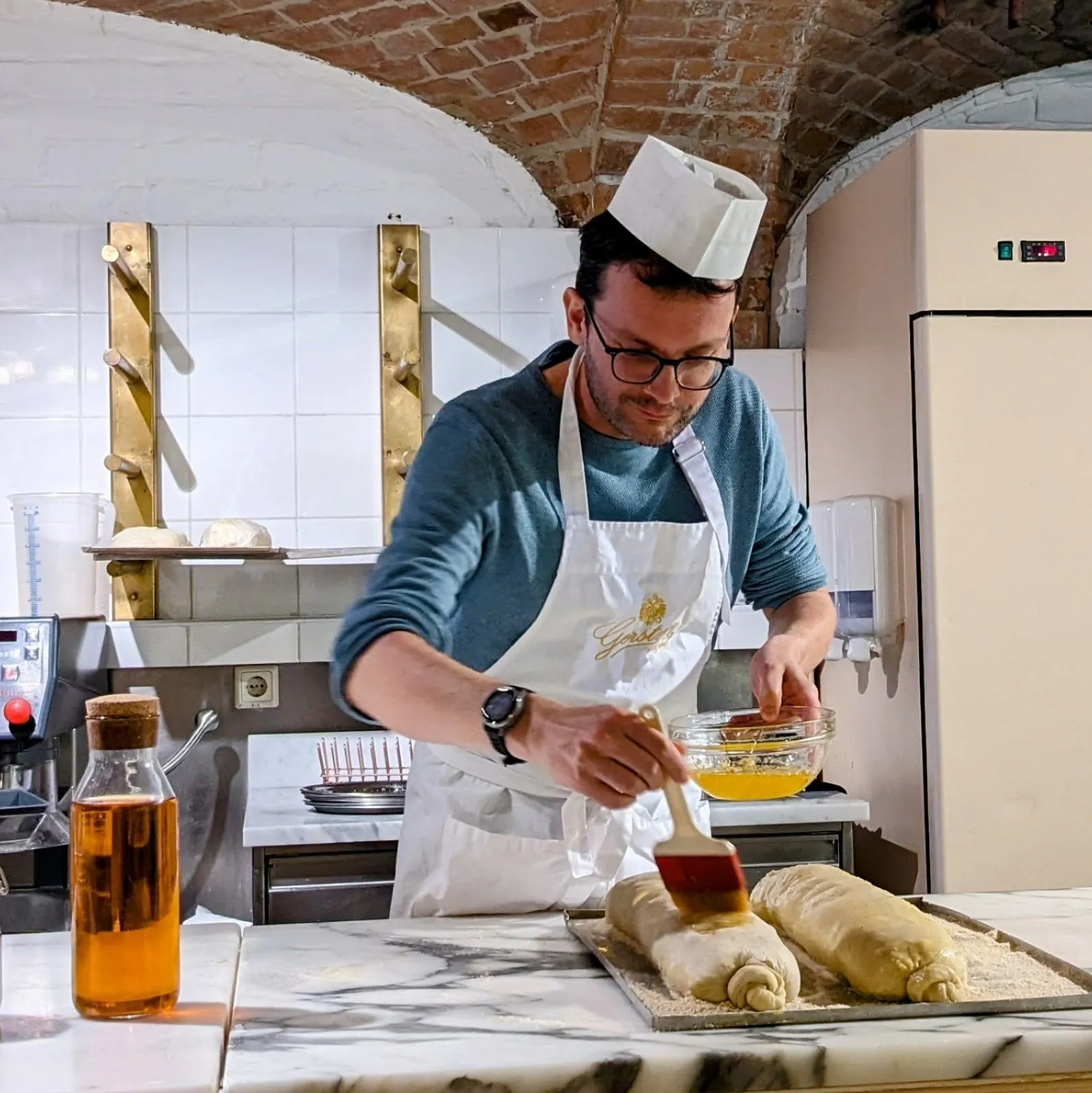 Ich bestreiche den Apfelstrudel-Rohling mit Butter