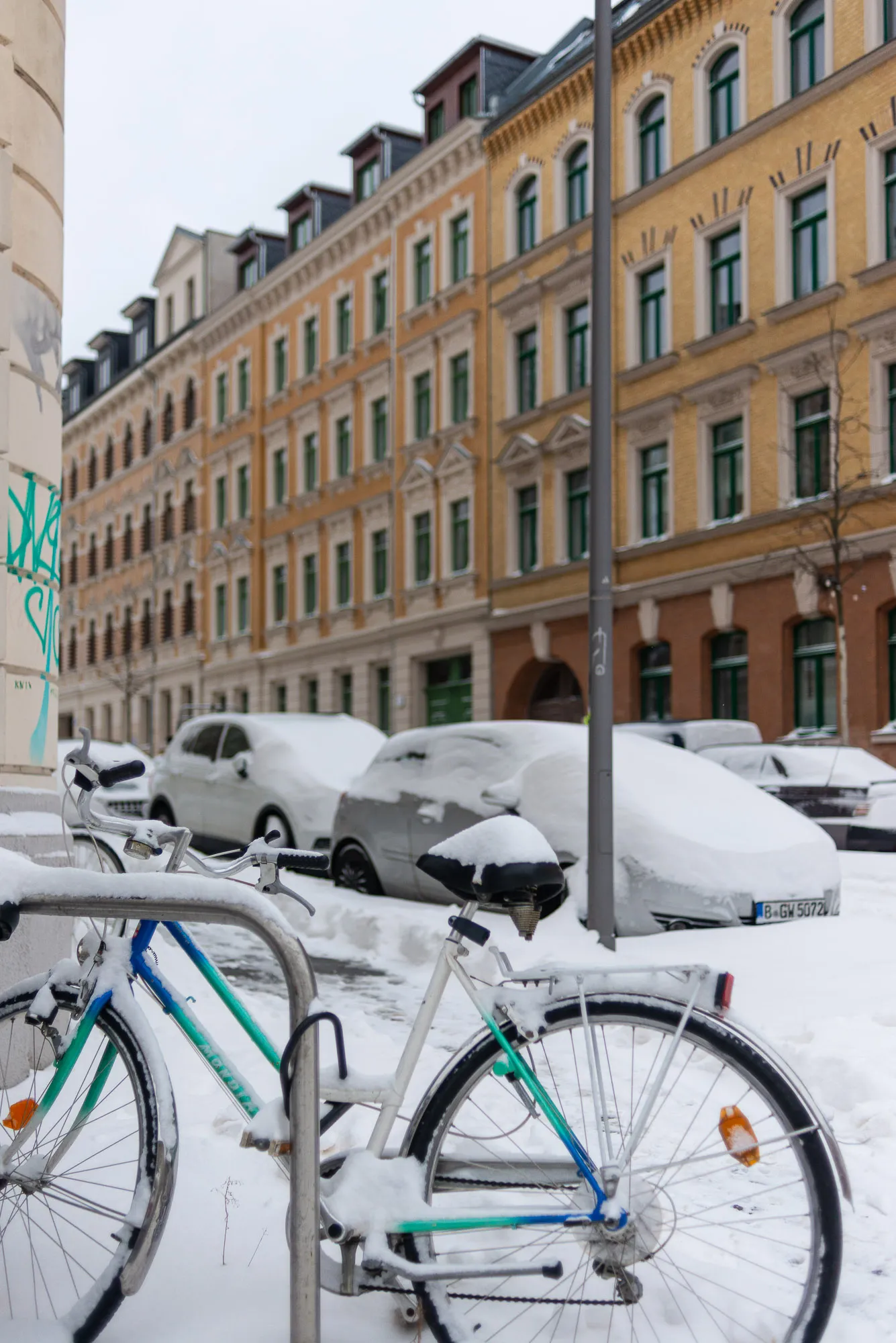 Verschneites Fahrrad