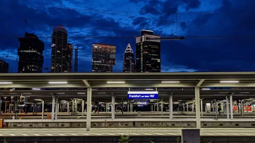 Gleis am Bahnhof mit Hochhäusern im Hintergrund