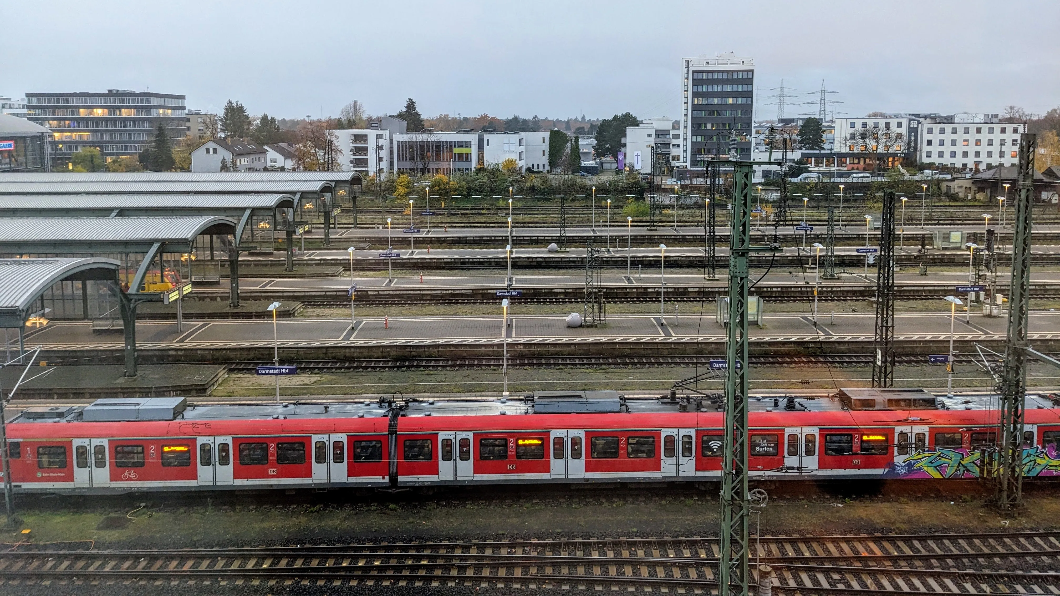 Blick über die Gleise des Darmstädter Hauptbahnhofs