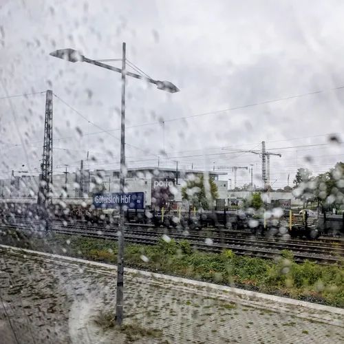 Regnerischer Ausblick aus dem Zugfenster am Bahnhof Gütersloh