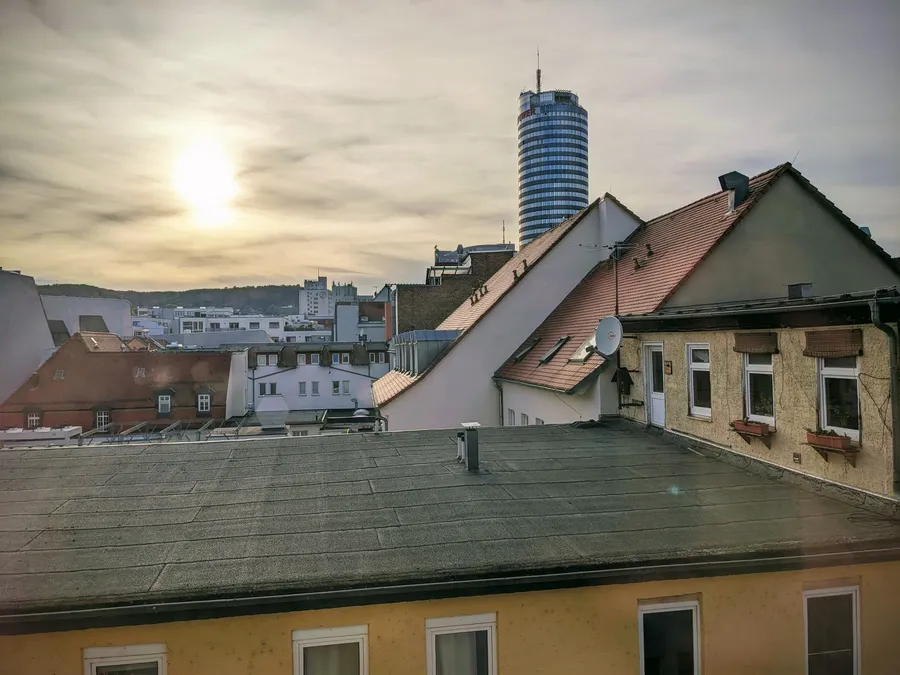 Ausblick vom Hotelzimmer, im Hintergrund der Jentower