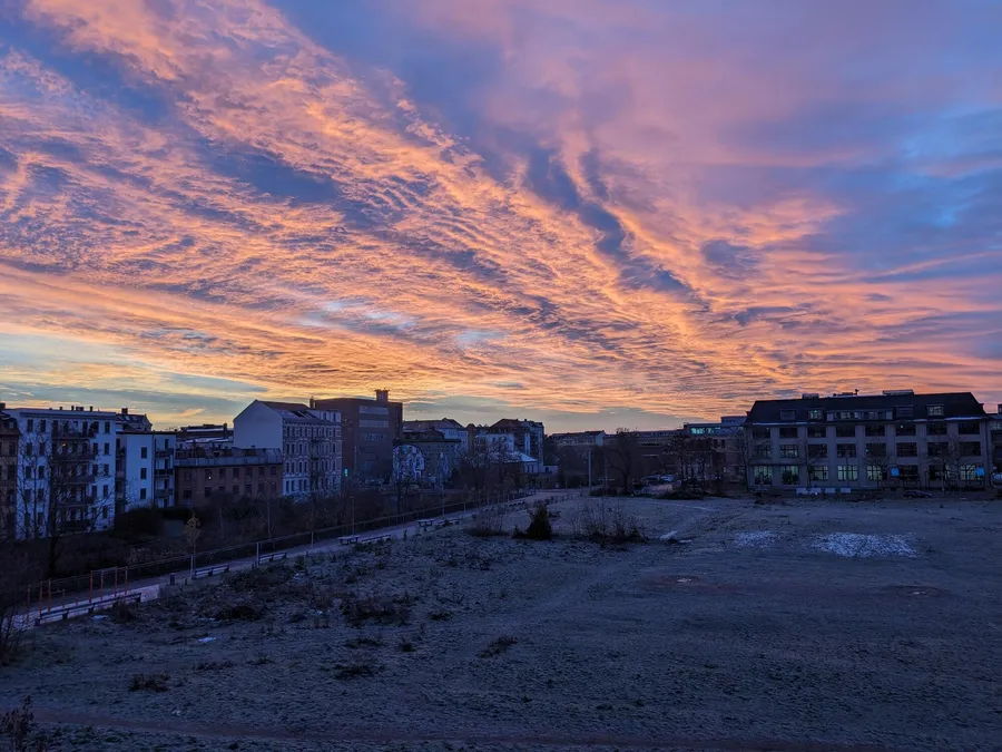 Sonnenaufgang mit bunten Wolken am Jahrtausendfeld in Leipzig-Lindenau