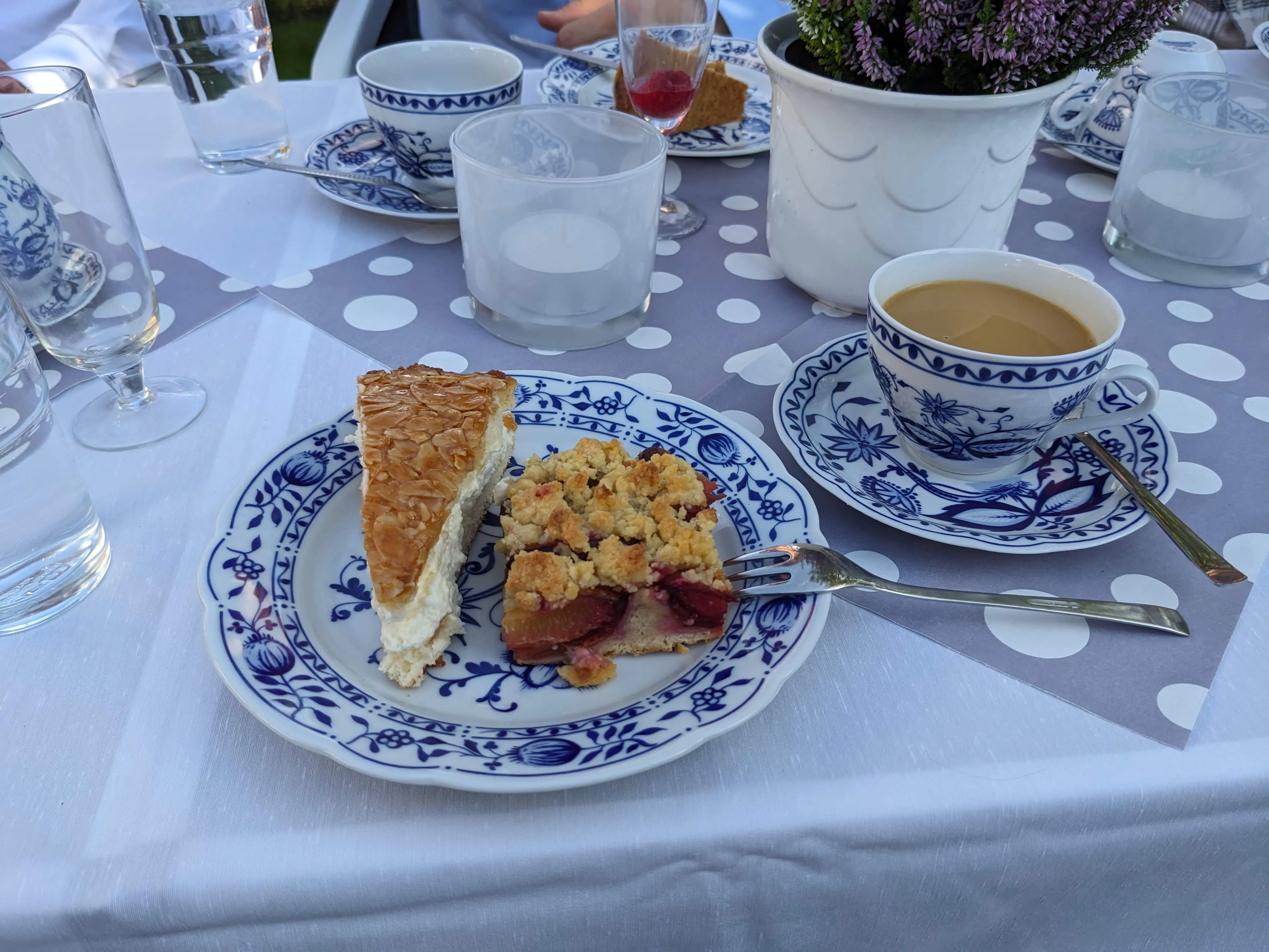 Kaffeegeschirr aus Kahlaer Porzellan, Kuchen