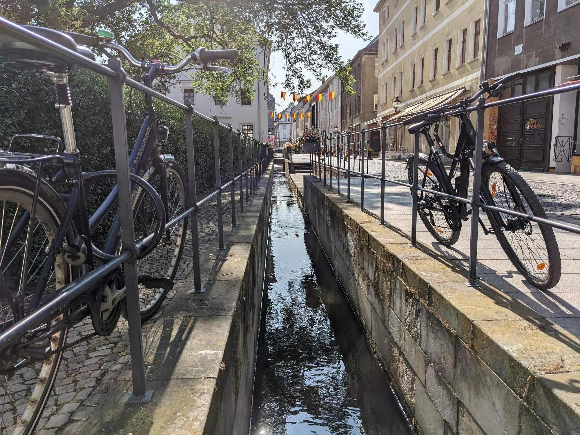 Kanal mit abgestellten Fahrrädern