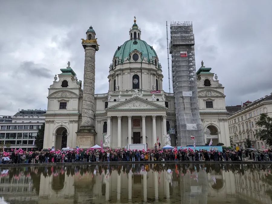 Demonstration vor der Karlskirche