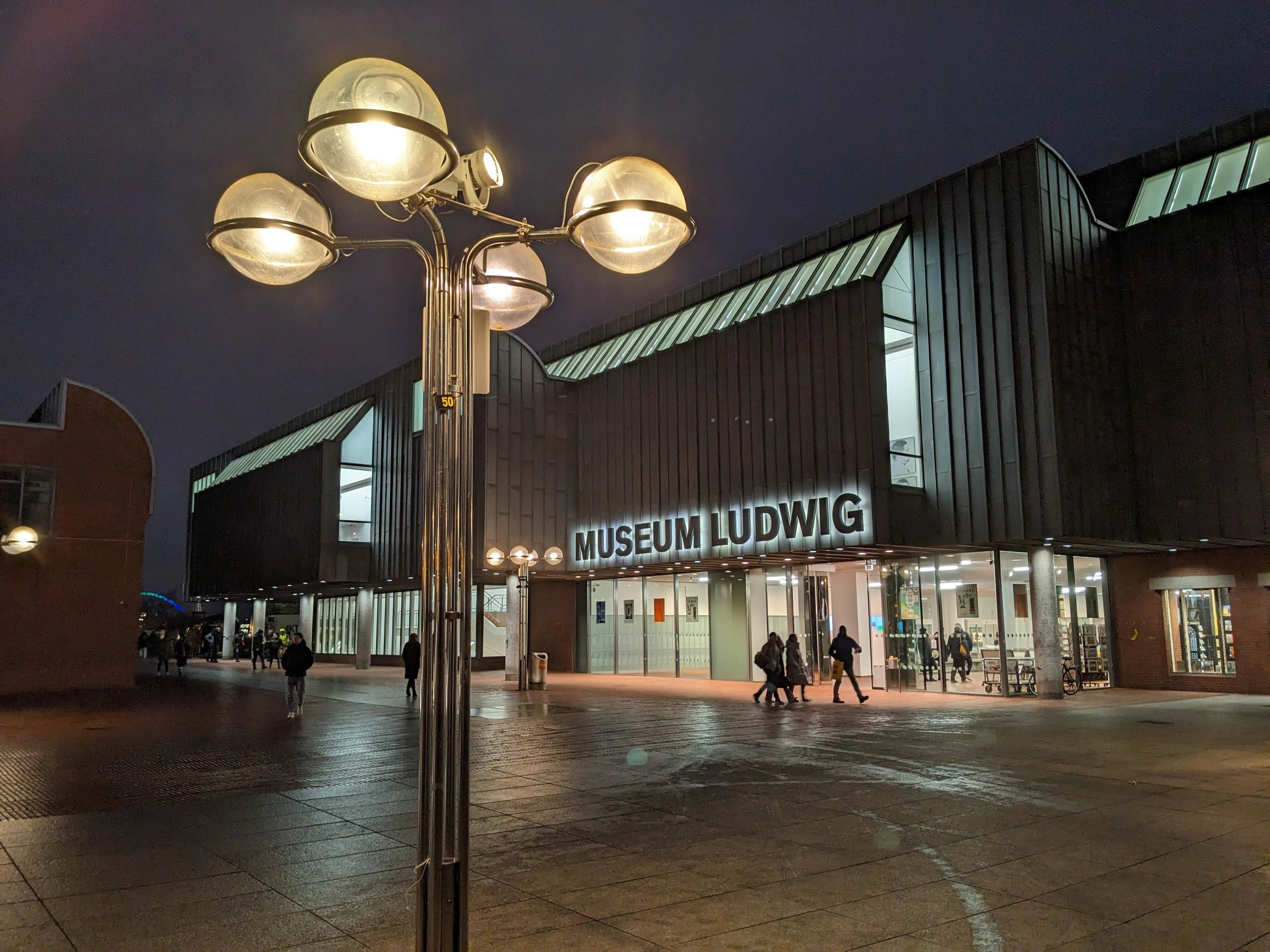 Museum Ludwig mit Straßenlampe