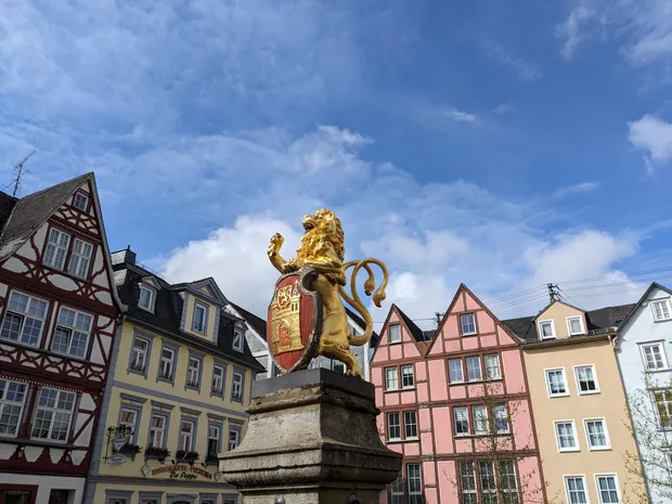 Marktplatz mit Löwenbrunnen