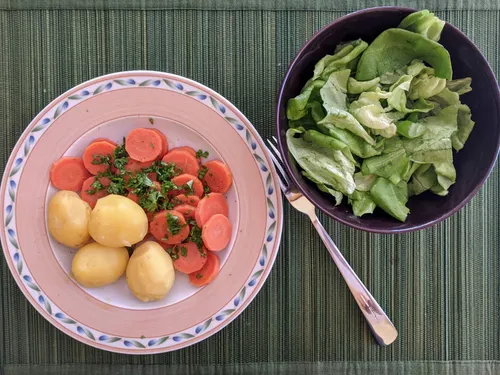 Mittagessen mit Kopfsalat, Pellkartoffeln und Möhren