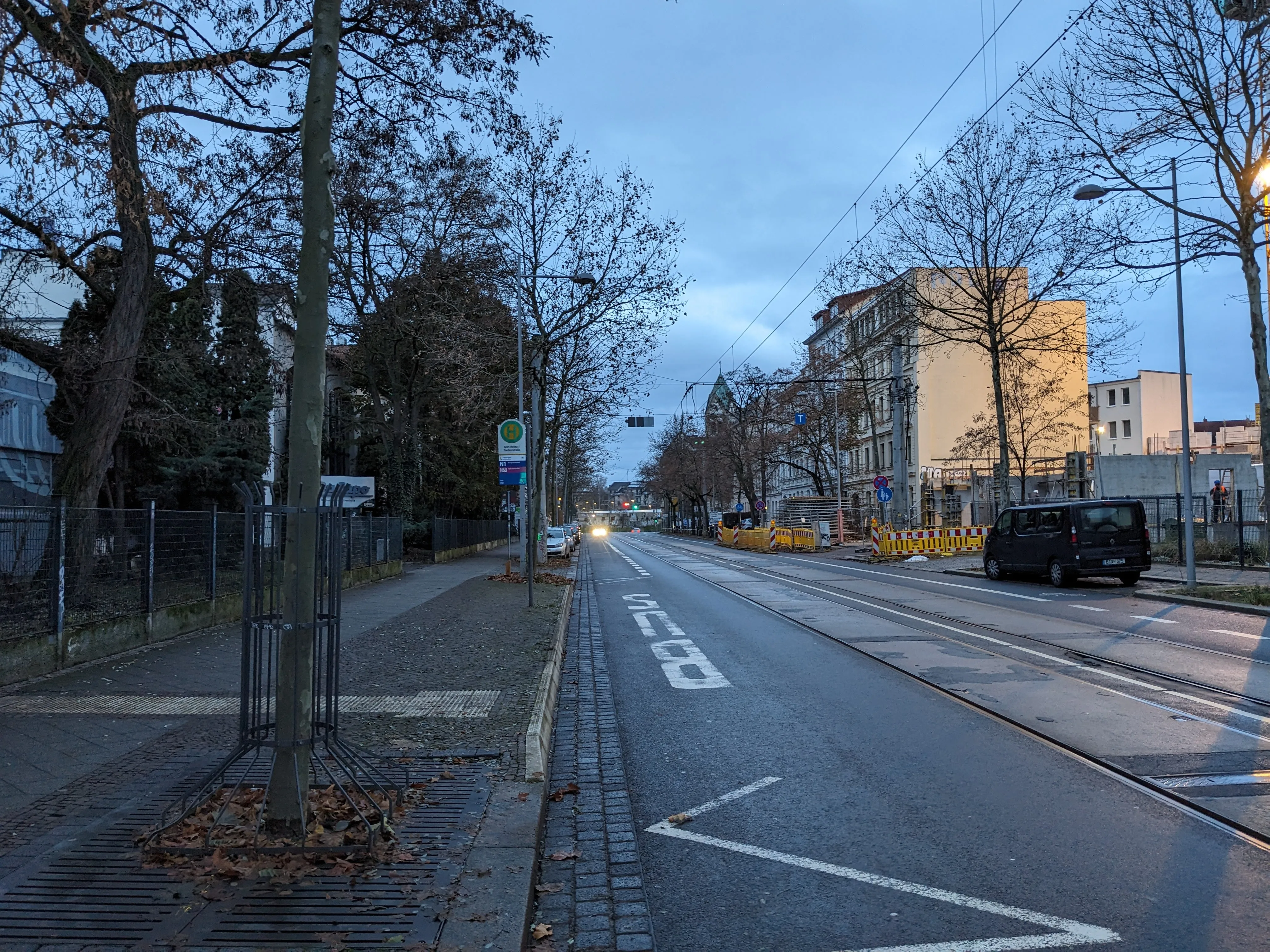 Karl-Heine-Straße am frühen Wintermorgen