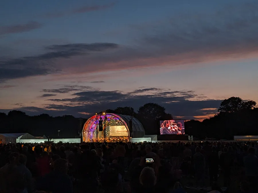 Open-Air-Bühne in der Nacht