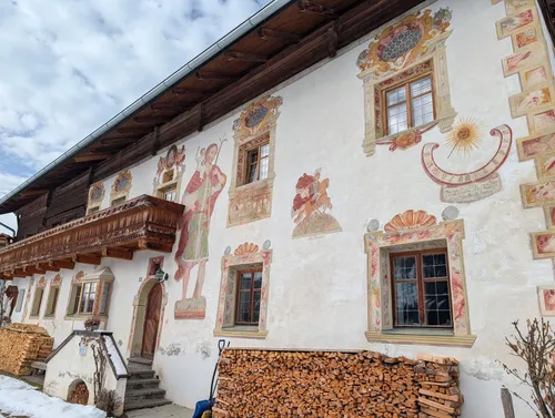 Berghaus mit prunkvoller Bemalung