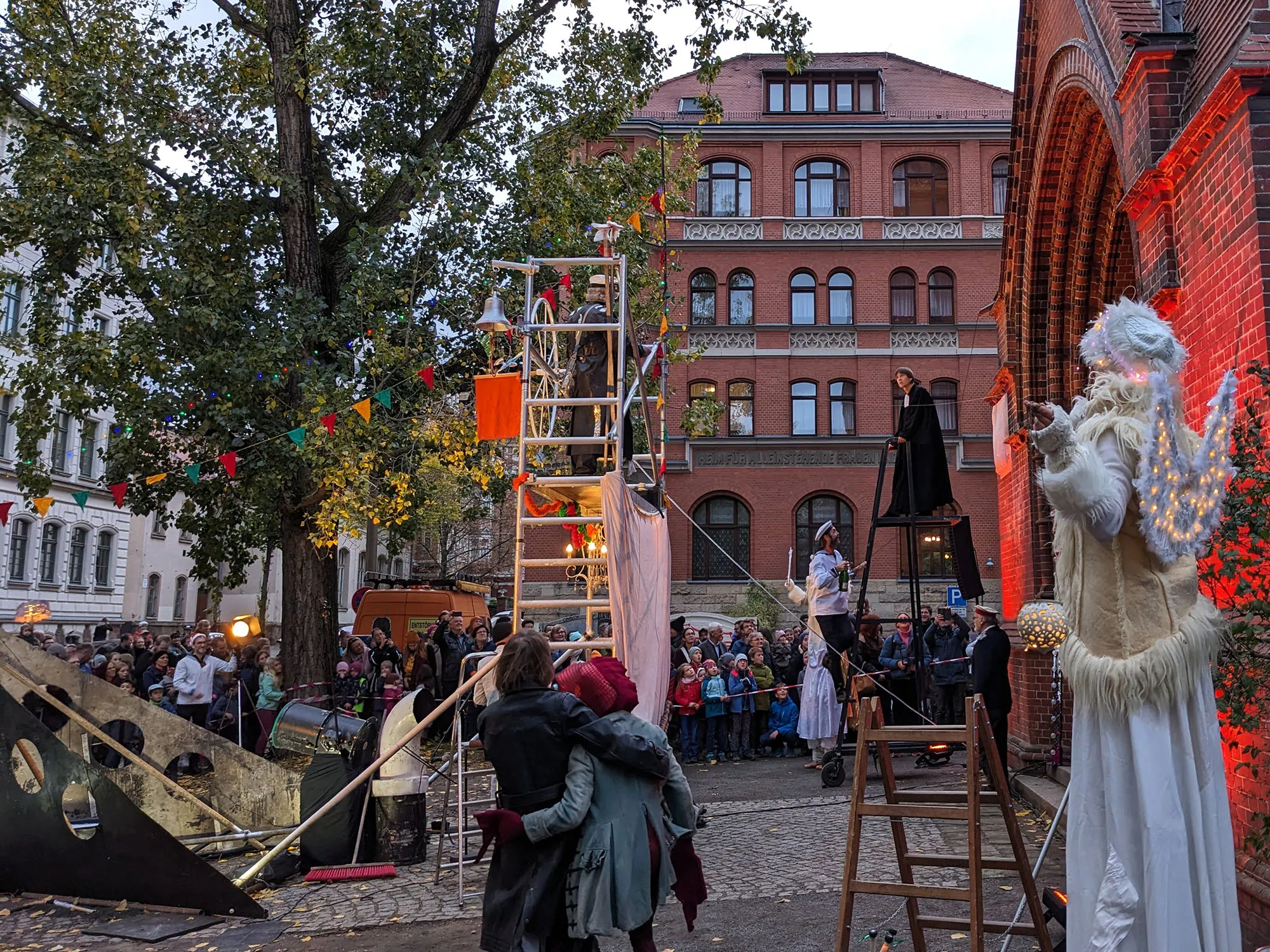 Eröffnungs-Show vor der Heilandskirche