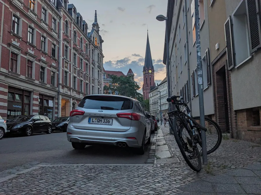 Weißenfelser Straße mit Heilandkirche im Hintergrund