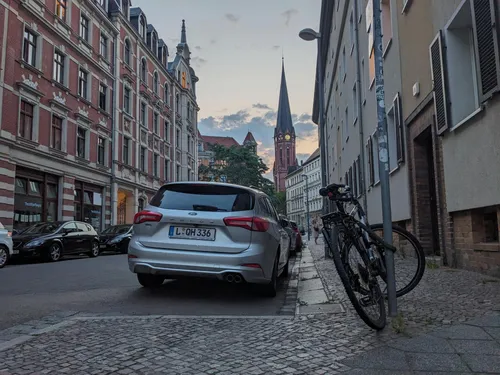 Weißenfelser Straße mit Heilandkirche im Hintergrund