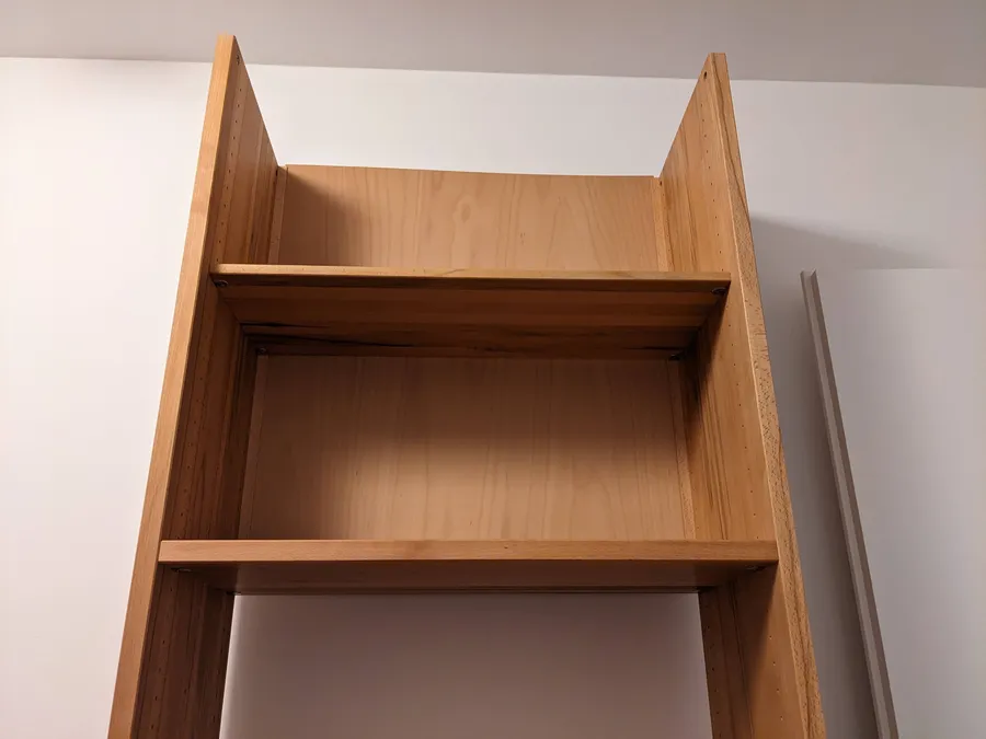 Zwischenstand beim Regalaufbau