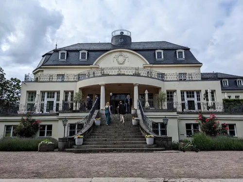 Treppen und Terrasse des Schloss Teutschenthal