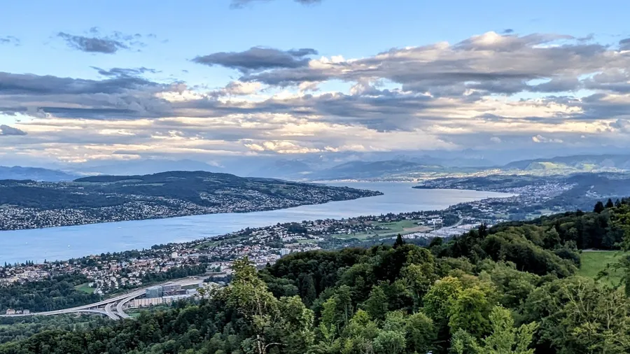 Ausblick vom Uetliberg über den Zürichsee