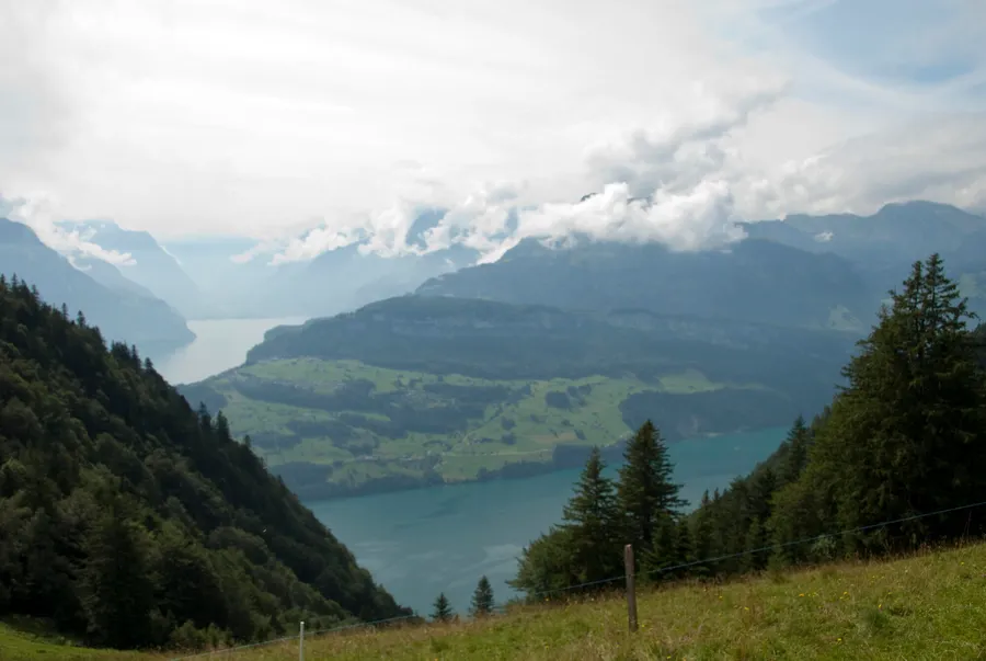 Ausblick auf Seen und wolkenverhangene Berge