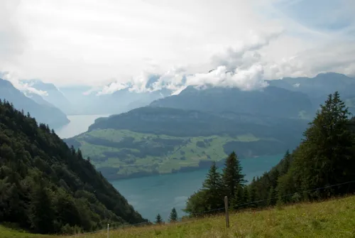 Ausblick auf Seen und wolkenverhangene Berge