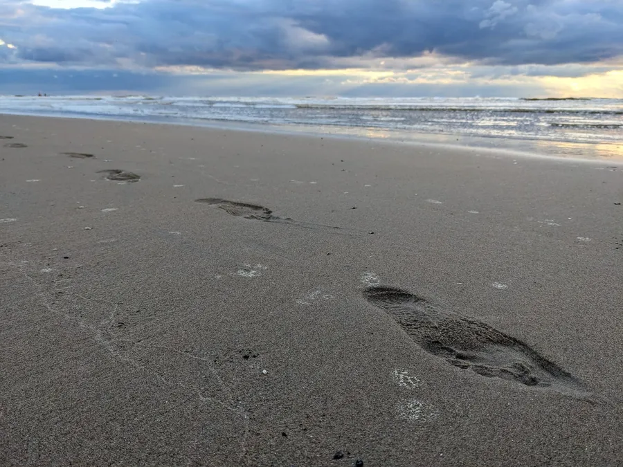 Fußspuren im Sandstrand