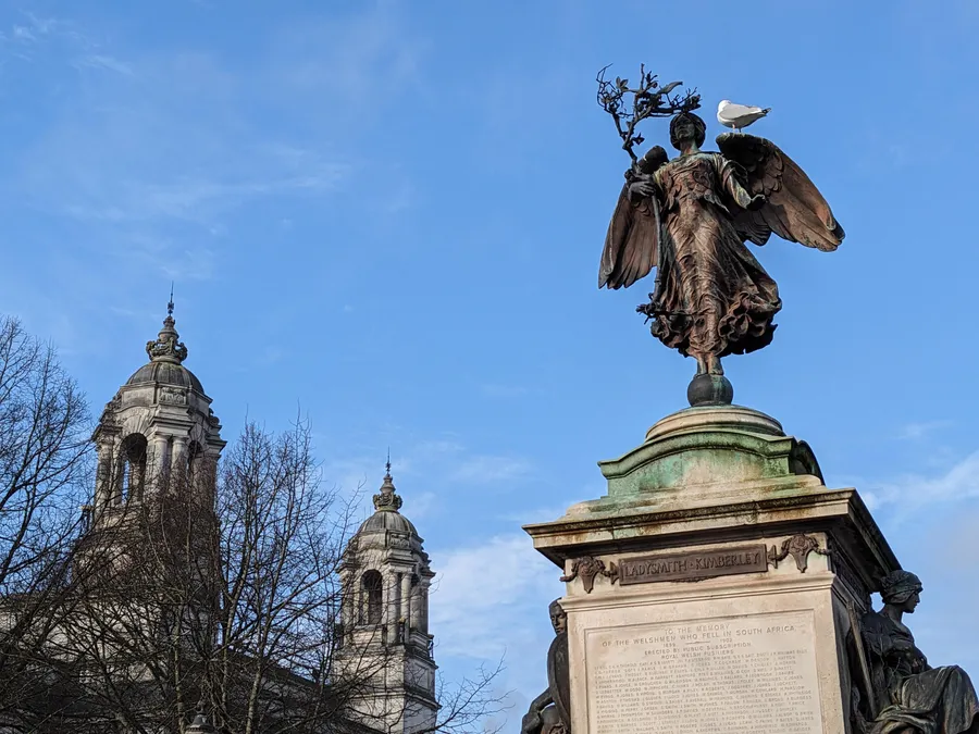 Statue mit Möwe