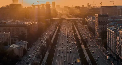 Auto-Wahnsinn in einer Großstadt