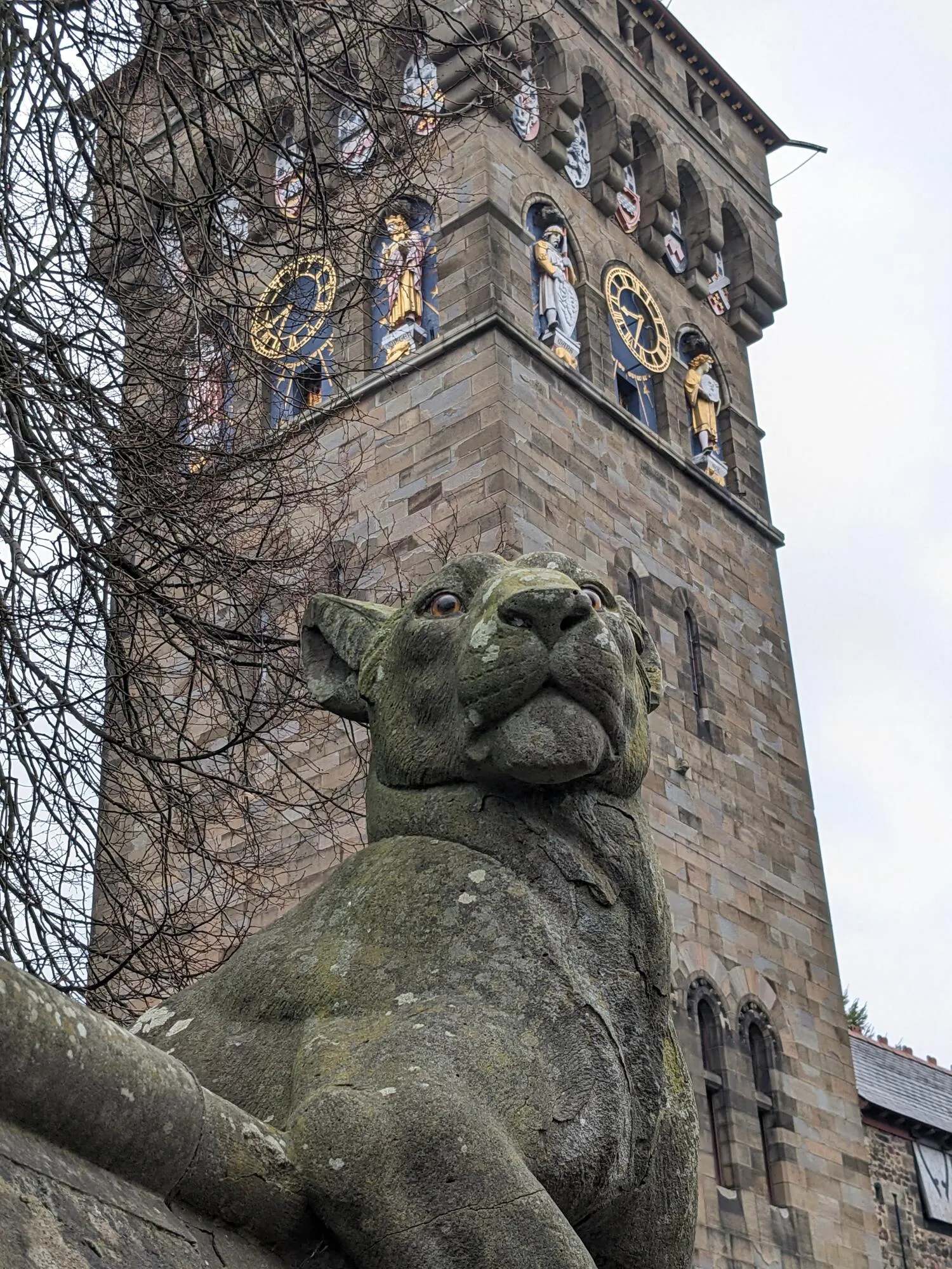 Steintiere zieren die Mauer beim Cardiff Castle