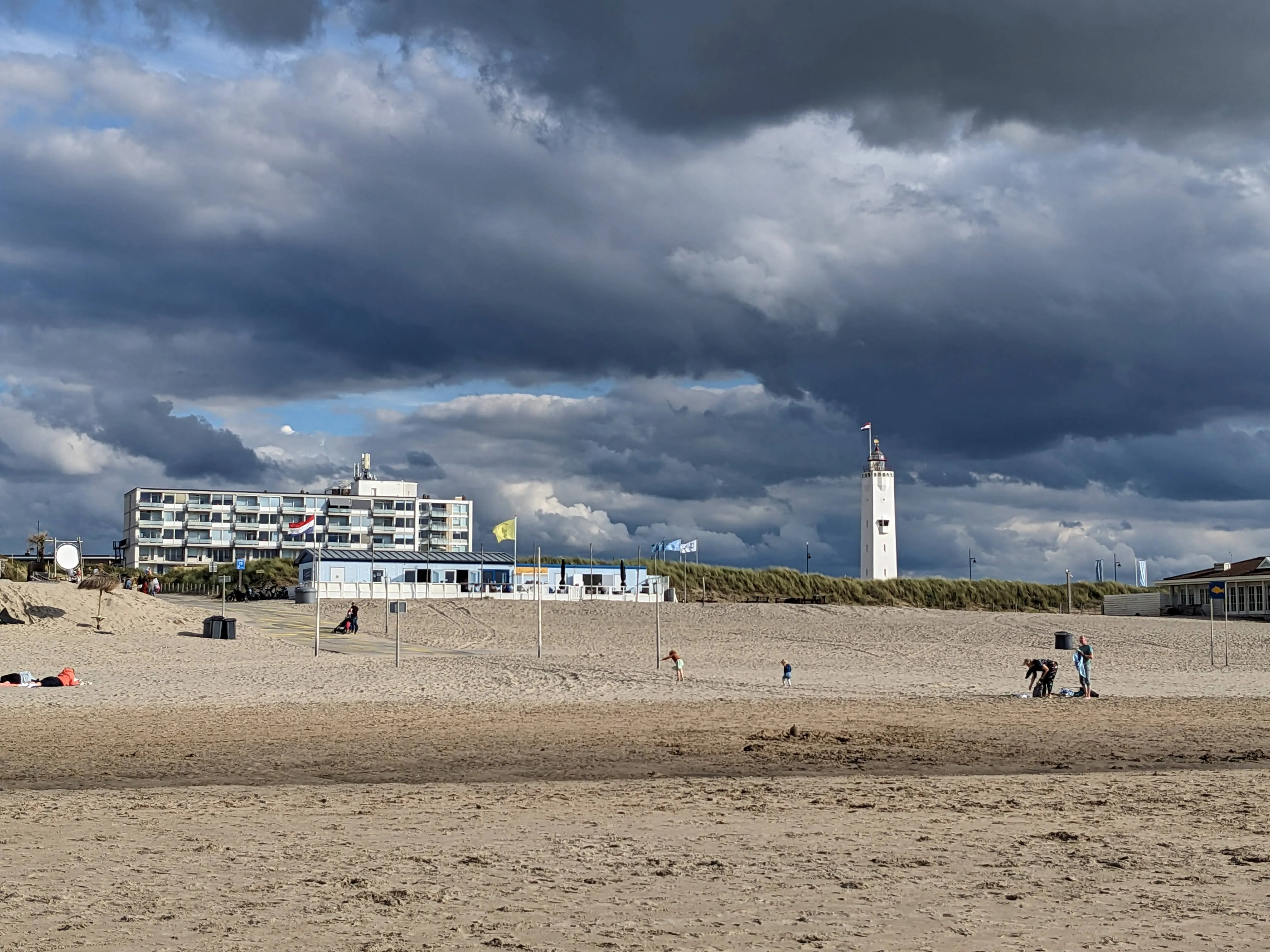 Strandszenerie vor dunklen Wolken