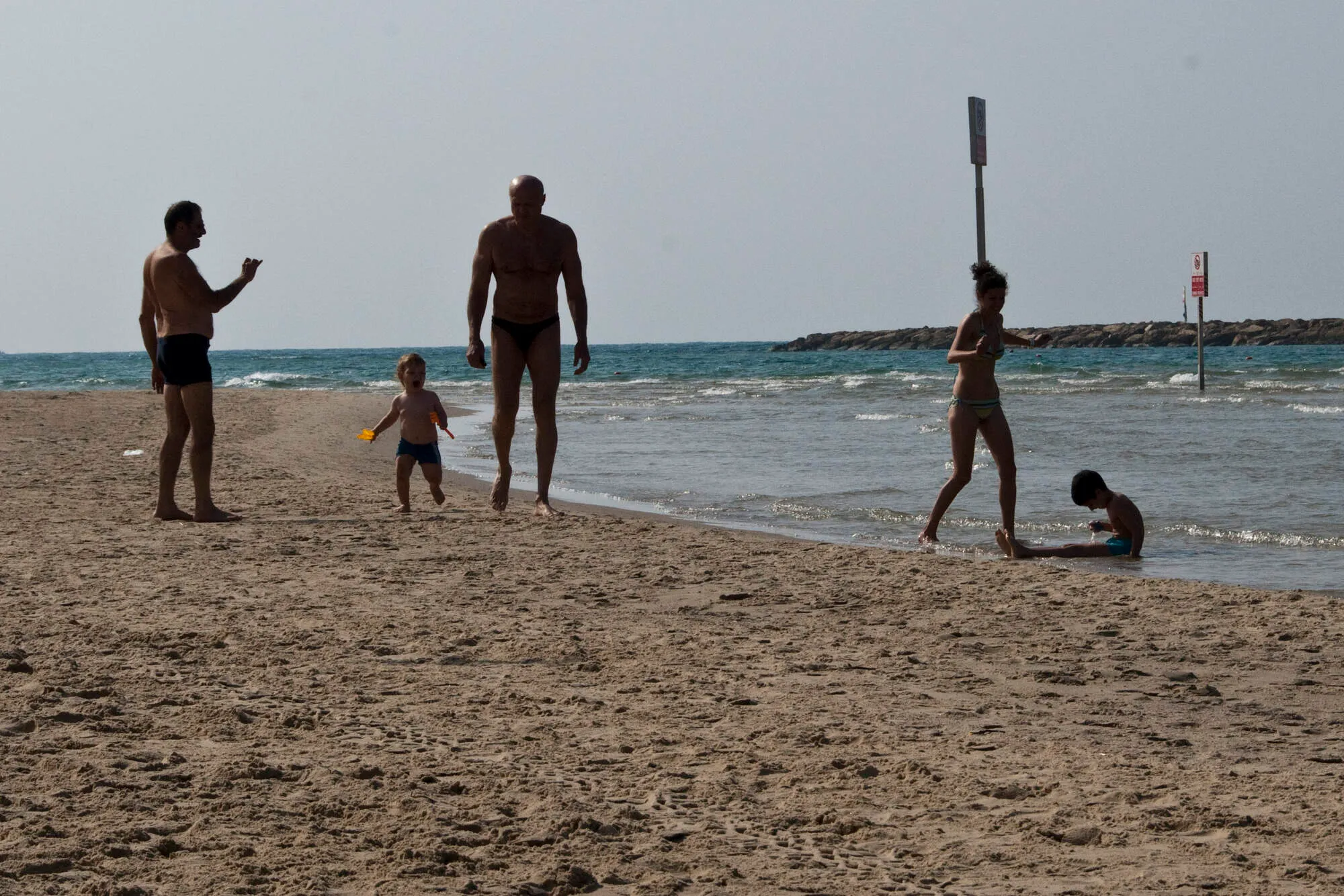 Familie mit Kindern am Strand